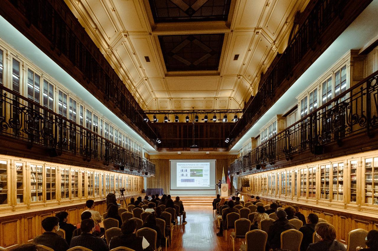 Aula Magna en Charla de Fisica para las Tardes de Invierno