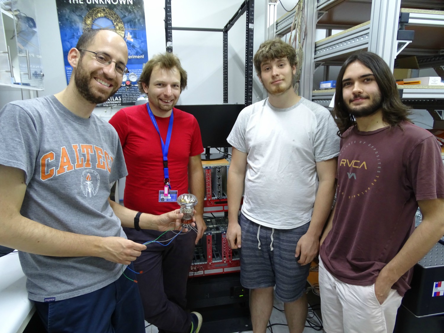 Parte del equipo Quimal: Juan Pedro Ochoa, Bedrich Roskovec, Michael Haacke y Agustín Campeny, con uno de los tubos fotomultiplicadores que se instalarán en JUNO.