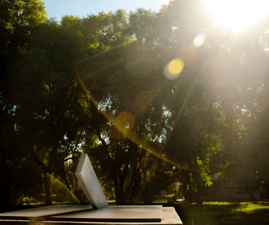 Fotografía de reloj de sol de la Facultad de Física