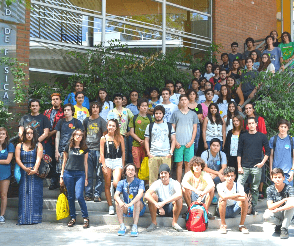 Estudiantes de pregrado en Fachada de Facultad de Física UC