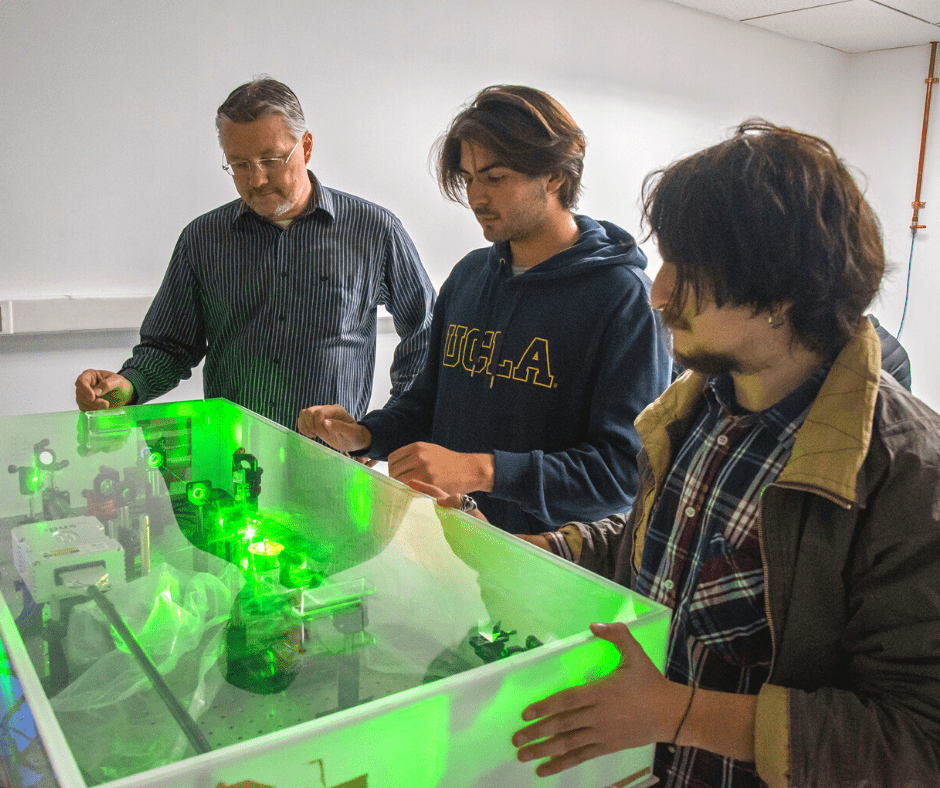 Profesor y estudiantes trabajando en laboratorio