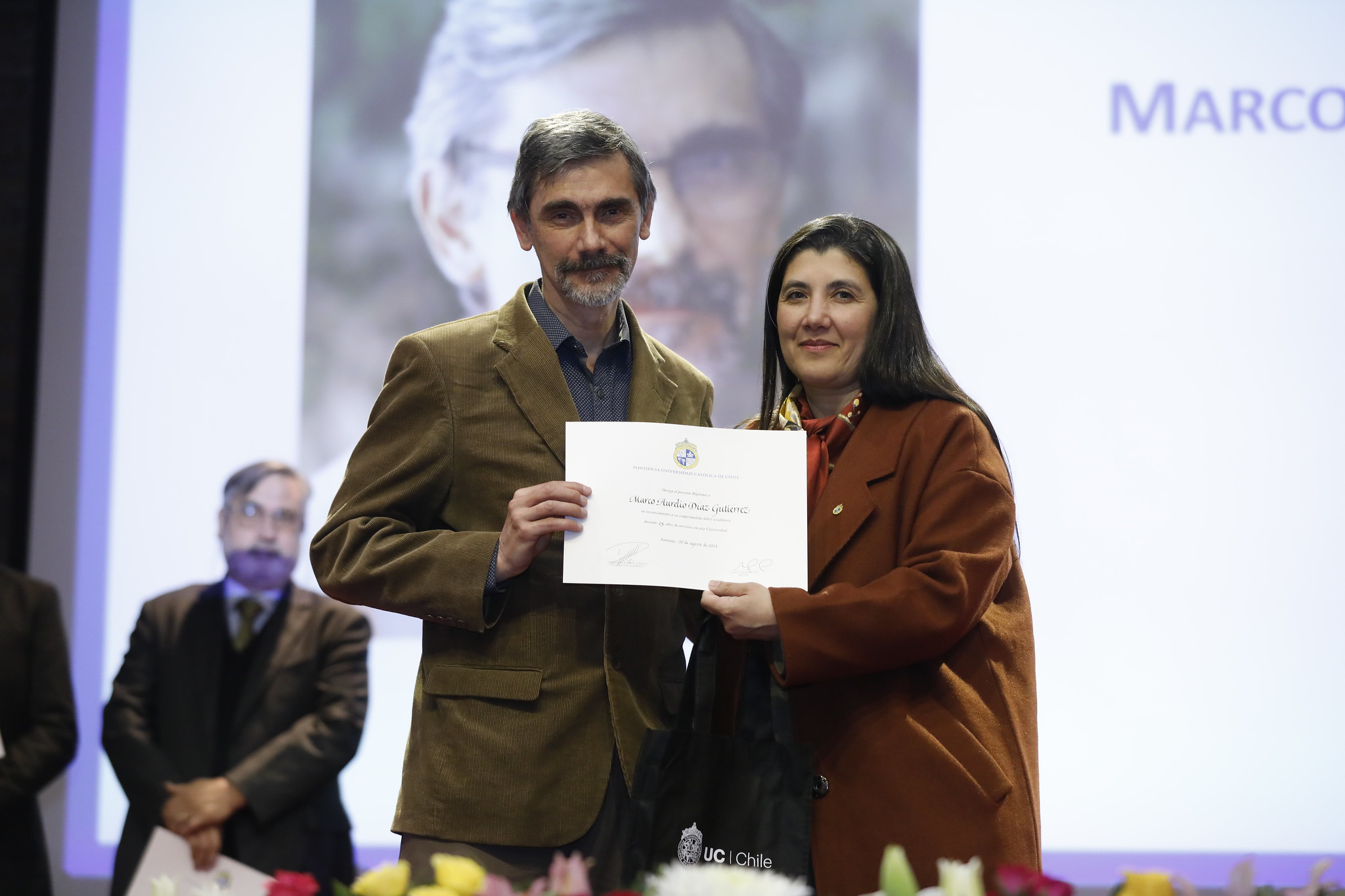 Marco Aurelio Díaz recibe su reconocimiento por los 25 años de trayectoria en la UC