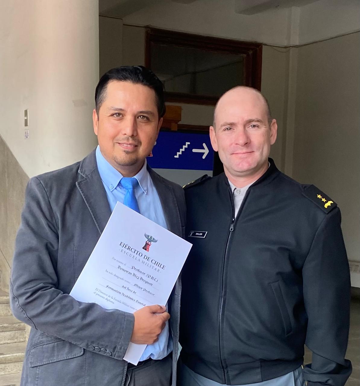 foto el teniente coronel Alberto Mallea, jefe de estudios de la Escuela Milita, junto con el profesor Donovan Díaz