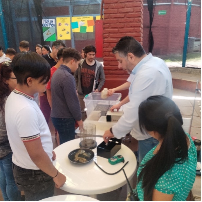 Profesor Roberto Rodríguez presentando en el stand de feria CIP